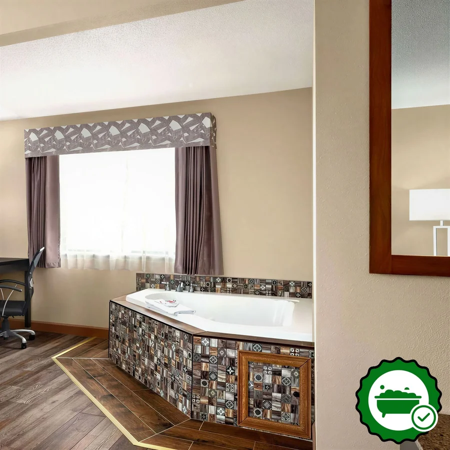 Super 8 by Wyndham Chillicothe - Verified Jacuzzi In-Room