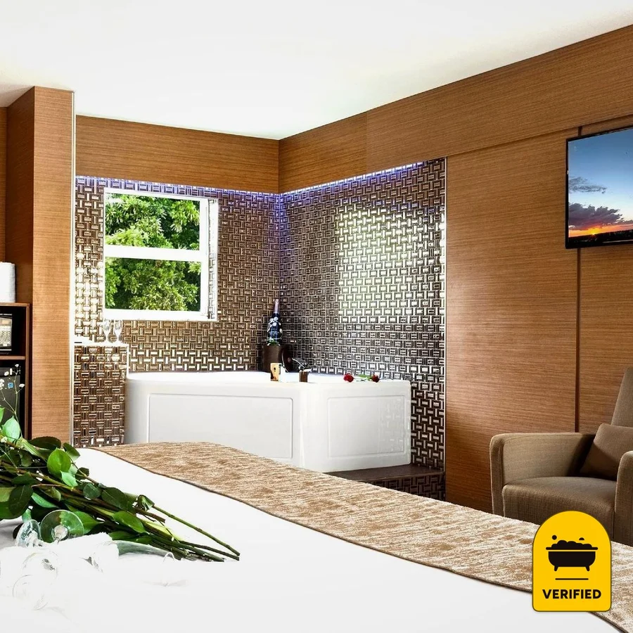 Royal Beach Palace: the Jacuzzi Suite in Fort Lauderdale, FL