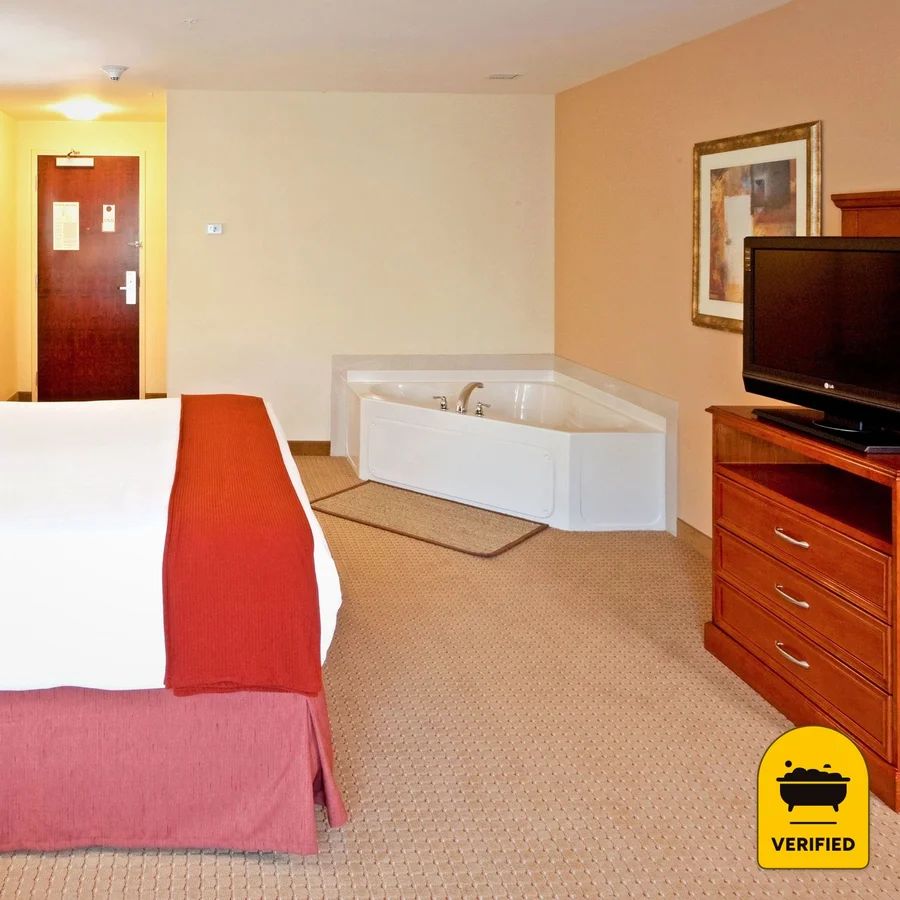 Holiday Inn Express & Suites Albany Airport Area - Latham, the water at Latham