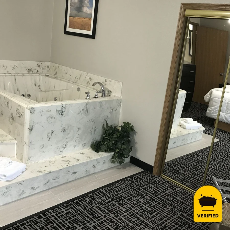 Days Inn by Wyndham Grove: the Deluxe Hot Tub Suite in Grove, OK
