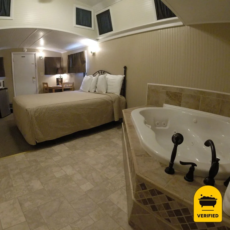 Red Caboose Motel, Restaurant & Gift Shop: the Caboose Whirlpool Room in Ronks, PA