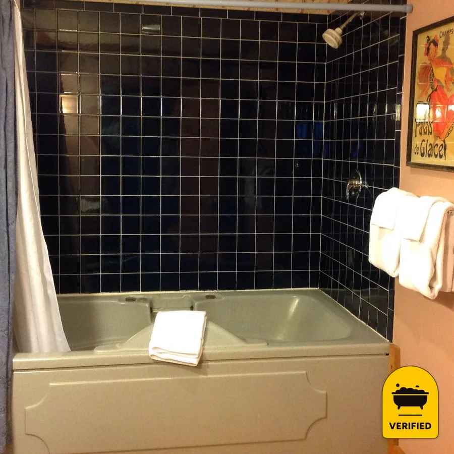 Three Chimneys Inn: the Deluxe King Jacuzzi Room in Durham, NH