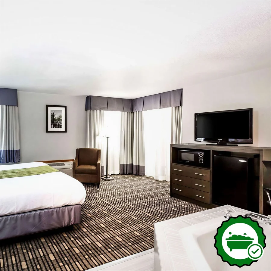 Baymont by Wyndham Pella - Verified Jacuzzi In-Room