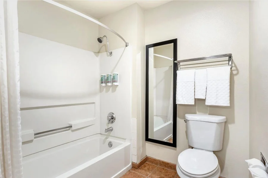 Best Western Luxury Inn - Featured hot tub