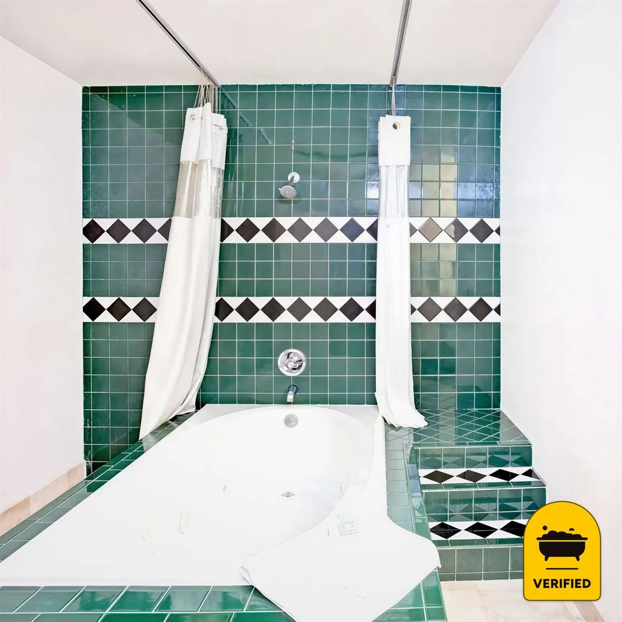 Travelodge by Wyndham Banning Casino and Outlet Mall: the King Spa Bath Room in Banning, CA