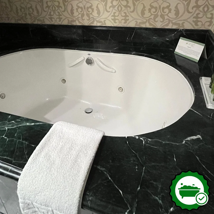 Town & Country Inn and Suites - Verified Jacuzzi In-Room