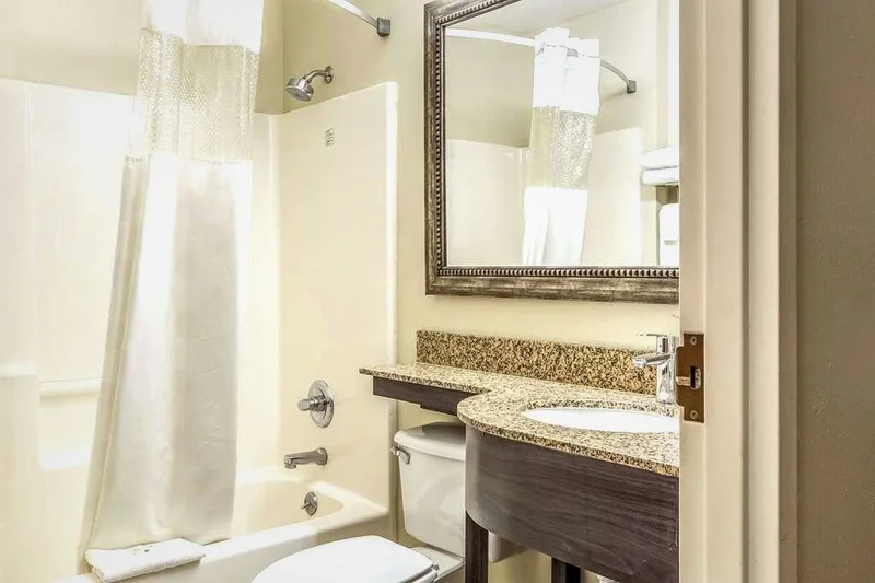 Quality Inn & Suites North Lima - Boardman - Featured hot tub