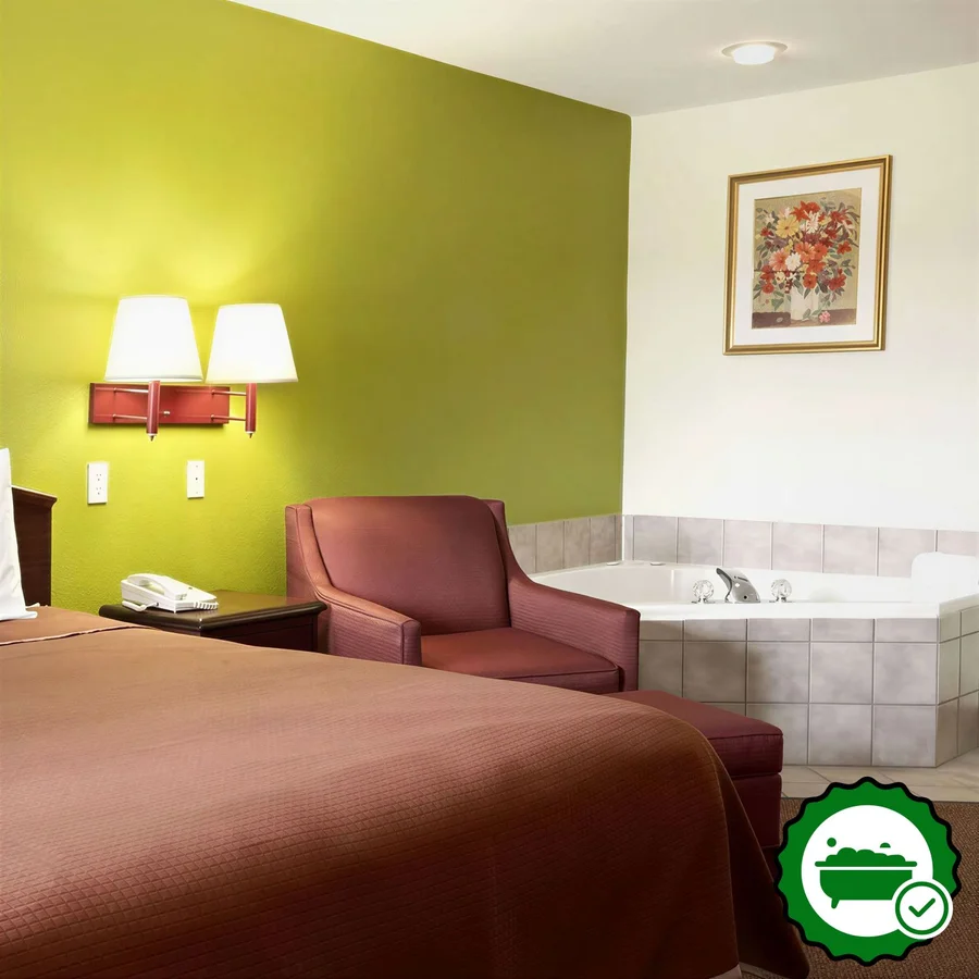 Howard Johnson by Wyndham Grand Prairie Near Lone Star Park - Verified Jacuzzi In-Room