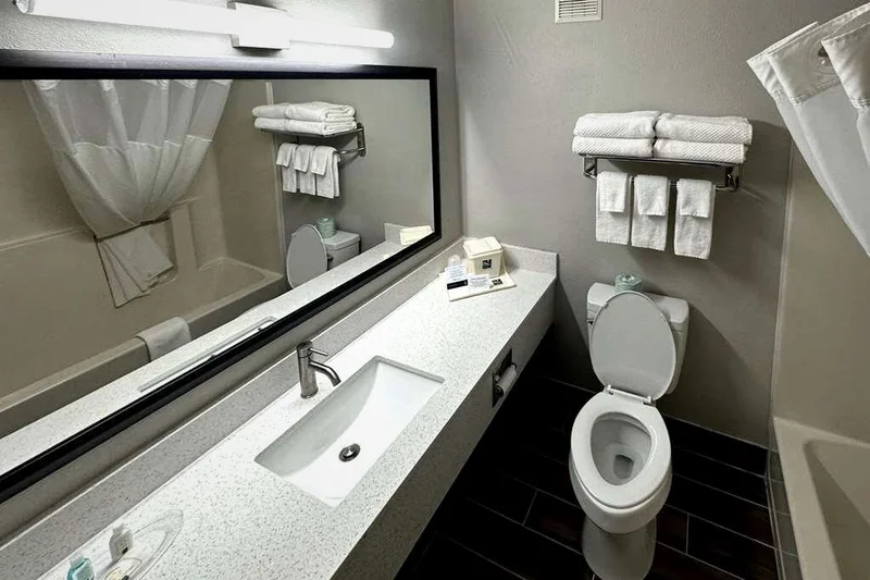 Quality Suites Near West Acres - Featured hot tub