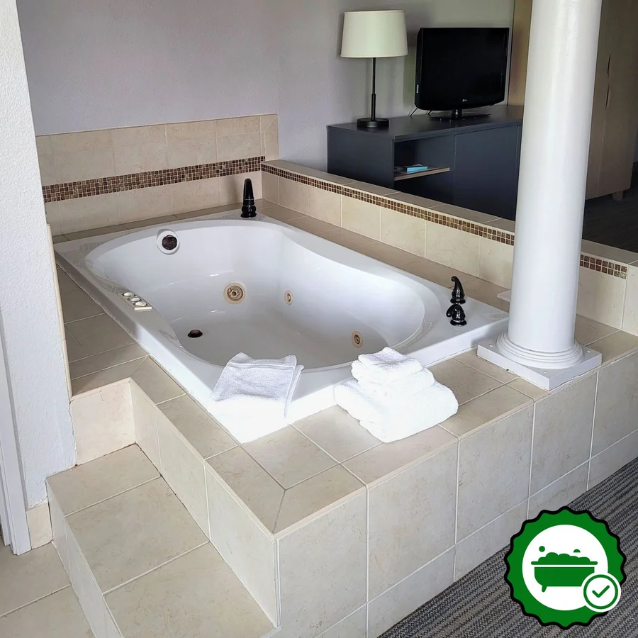 Country Inn & Suites by Radisson, Fargo, ND - Verified Jacuzzi In-Room