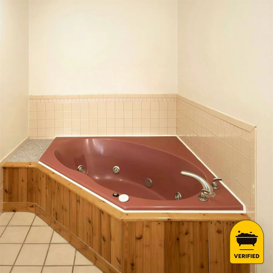 Super 8 by Wyndham Cleveland: the Jacuzzi Room in Cleveland, TN