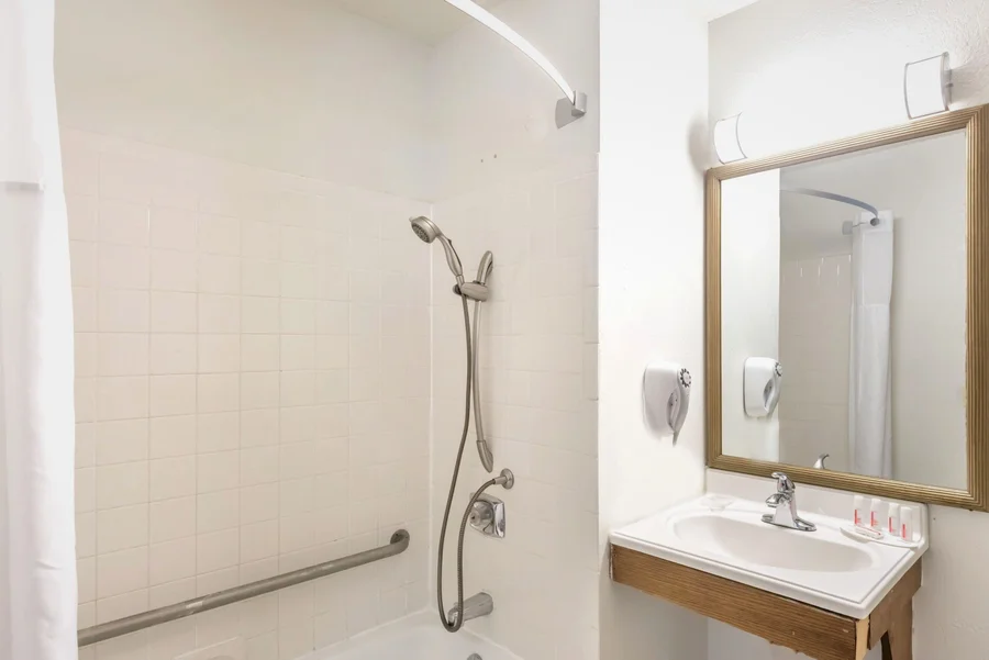 Super 8 by Wyndham Hartford - Featured hot tub