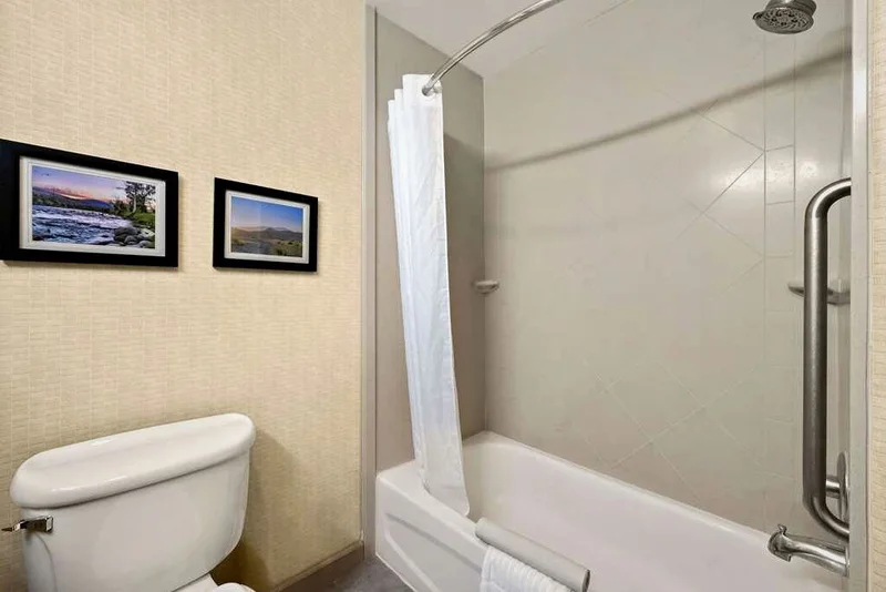 Comfort Inn & Suites Airport - Featured hot tub