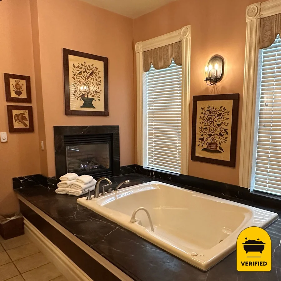 The Inn at Hermannhof: the Luxury Whirlpool Suite in Hermann, MO