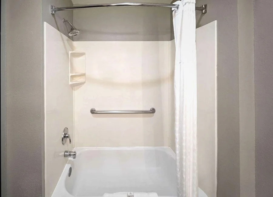 La Quinta Inn & Suites by Wyndham Olathe - Featured hot tub