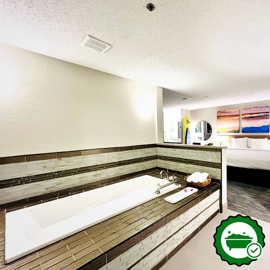 Days Inn by Wyndham Sturtevant / Racine / Mount Pleasant - Verified Jacuzzi In-Room