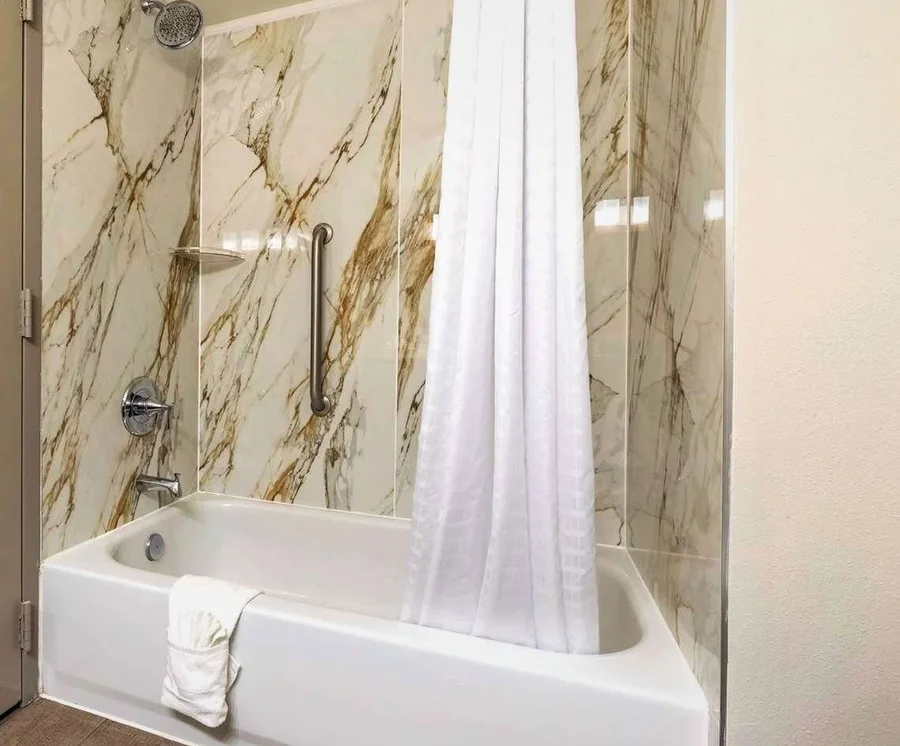 Wingate by Wyndham Lafayette Airport - Featured hot tub
