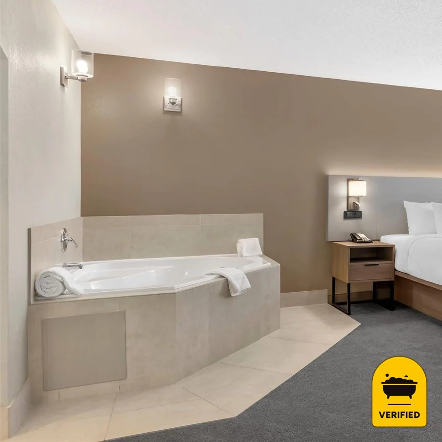 Comfort Inn Blairsville Butternut Creek: the King Jacuzzi Suite in Blairsville, GA