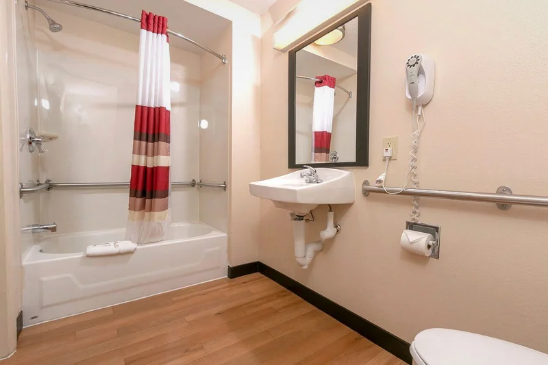 Red Roof Inn Kalamazoo West Western Michigan U - Featured hot tub