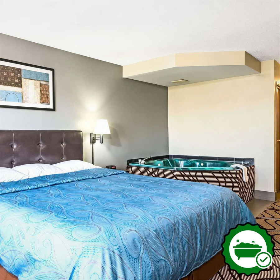 Super 8 by Wyndham Mars/Cranberry/Pittsburgh Area - Verified Jacuzzi In-Room