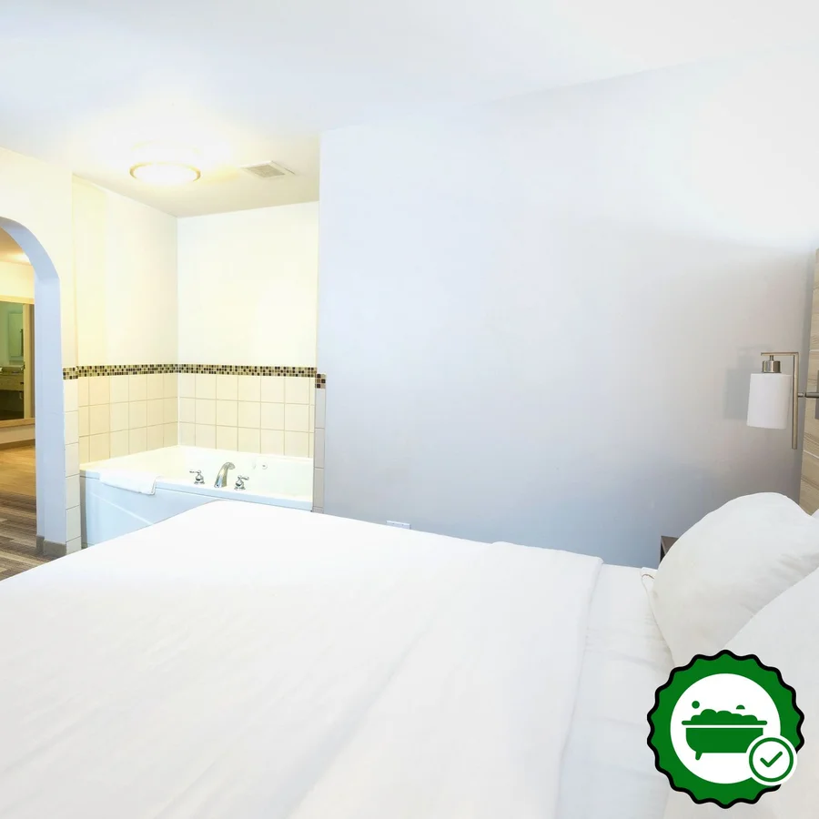 Holiday Inn Express & Suites Detroit - Utica By IHG - Verified Jacuzzi In-Room