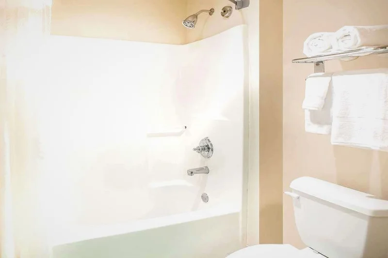 Baymont by Wyndham Hot Springs On the Lake - Featured hot tub