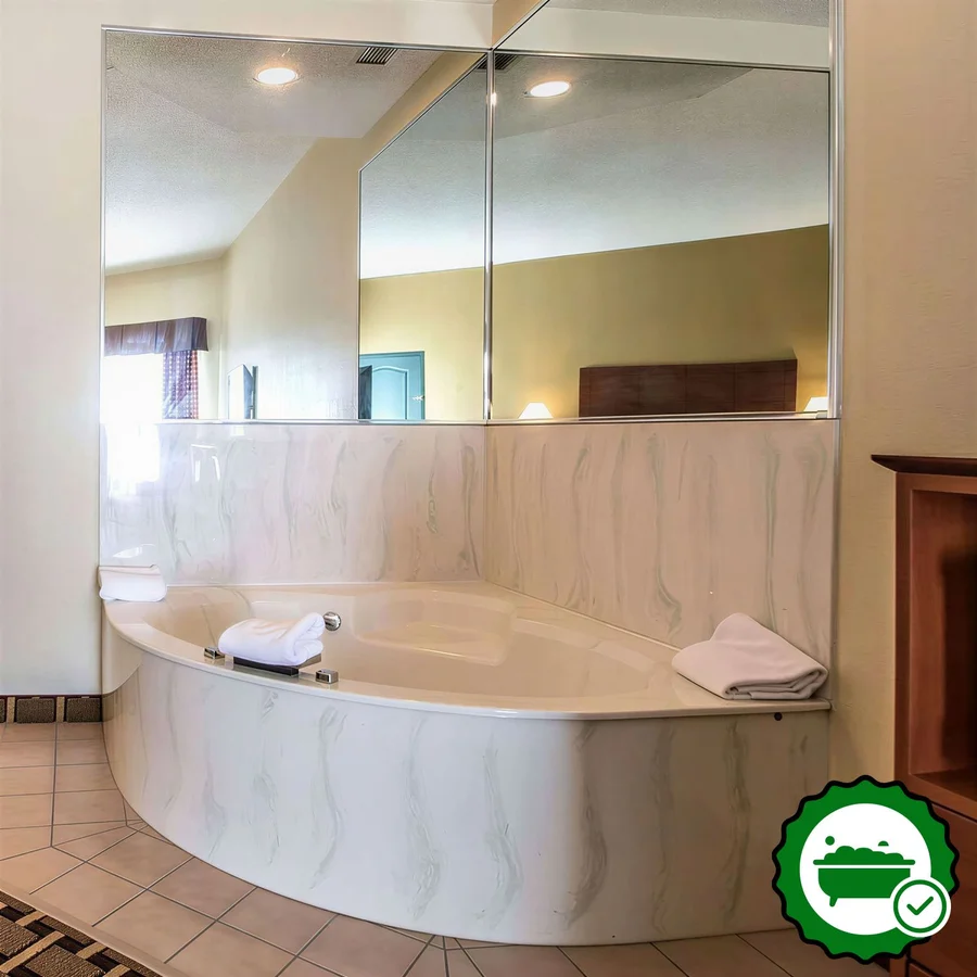 Quality Inn & Suites East Troy I-43 - Verified Jacuzzi In-Room