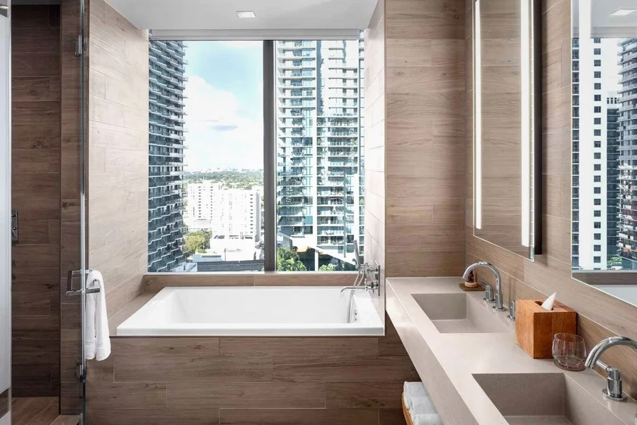 East Miami - Featured hot tub