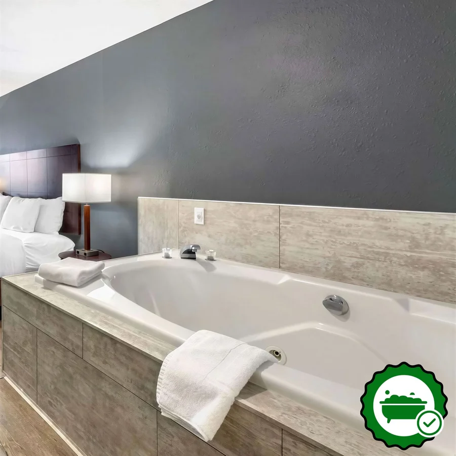 Econo Lodge Inn & Suites South - Verified Jacuzzi In-Room