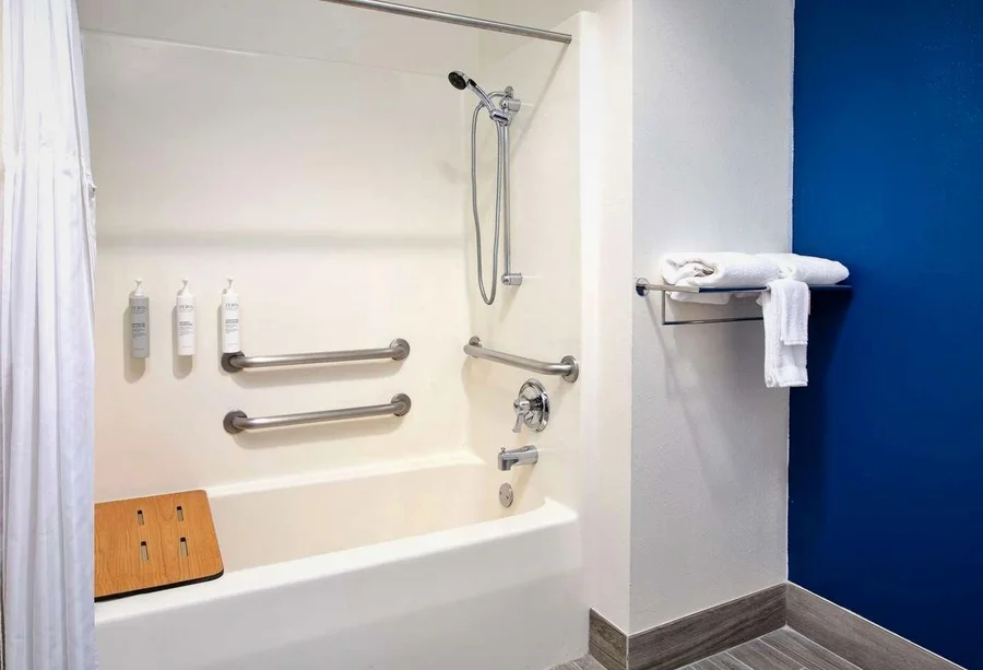 Spark By Hilton Walker Grand Rapids North - Featured hot tub
