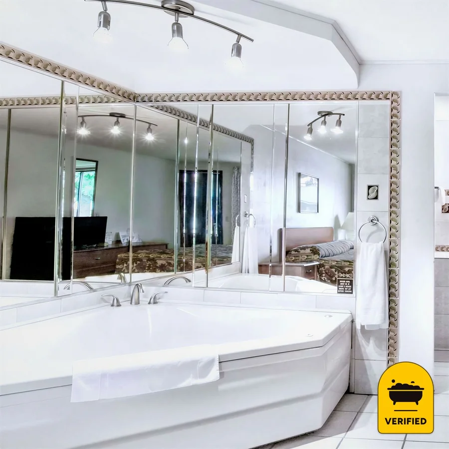 Knights Inn Pittston: the King Jacuzzi Suite in Pittston, PA