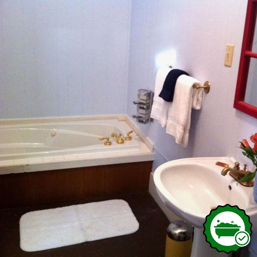 Brooks House Suites - Verified Jacuzzi In-Room