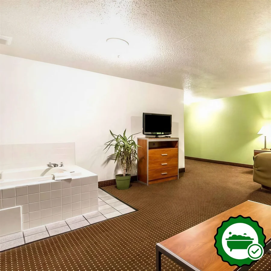 Econo Lodge & Suites - Verified Jacuzzi In-Room