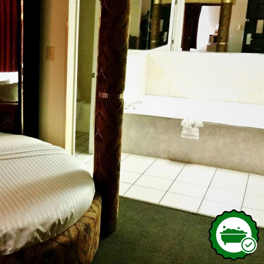 Country Hearth Inn & Suites Augusta - Verified Jacuzzi In-Room