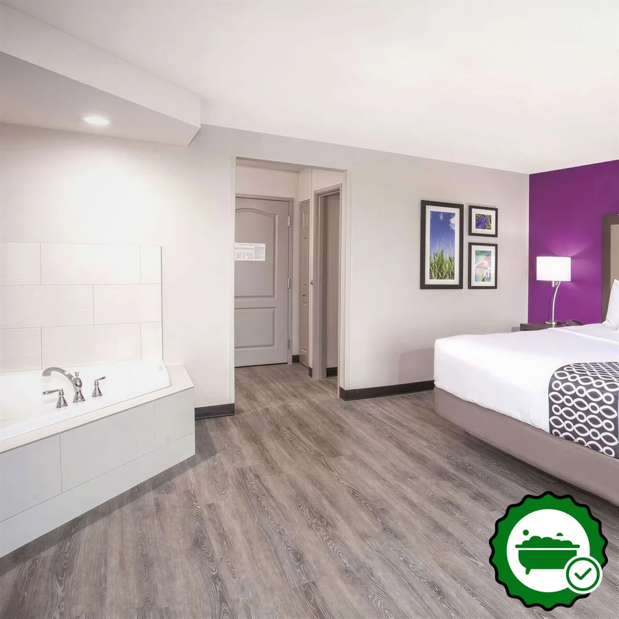 La Quinta Inn & Suites by Wyndham Effingham - Verified Jacuzzi In-Room