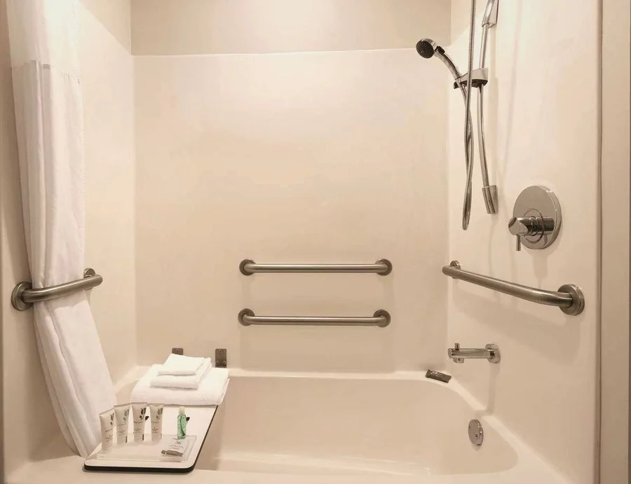Country Inn & Suites by Radisson, Green Bay North, WI - Featured hot tub