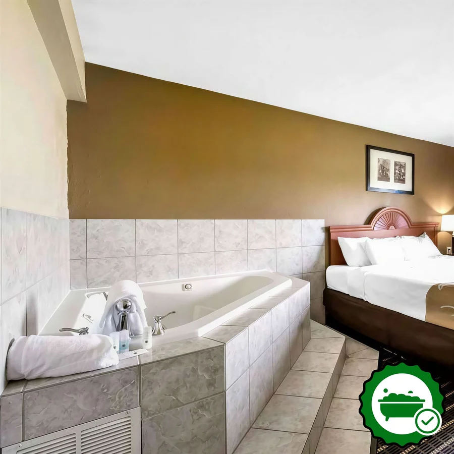 Quality Inn & Suites Sevierville - Pigeon Forge - Verified Jacuzzi In-Room