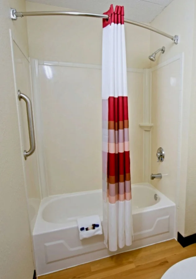 Red Roof Inn Canton - Featured hot tub