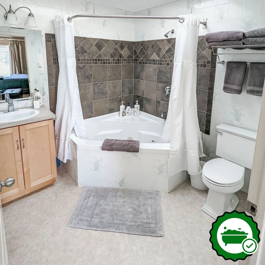 Juan De Fuca Waterfront Hotel & Cottages - Verified Jacuzzi In-Room