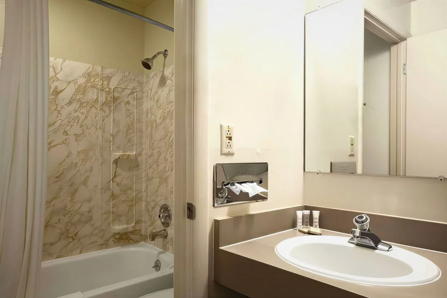 Super 8 by Wyndham Idaho Falls - Featured hot tub