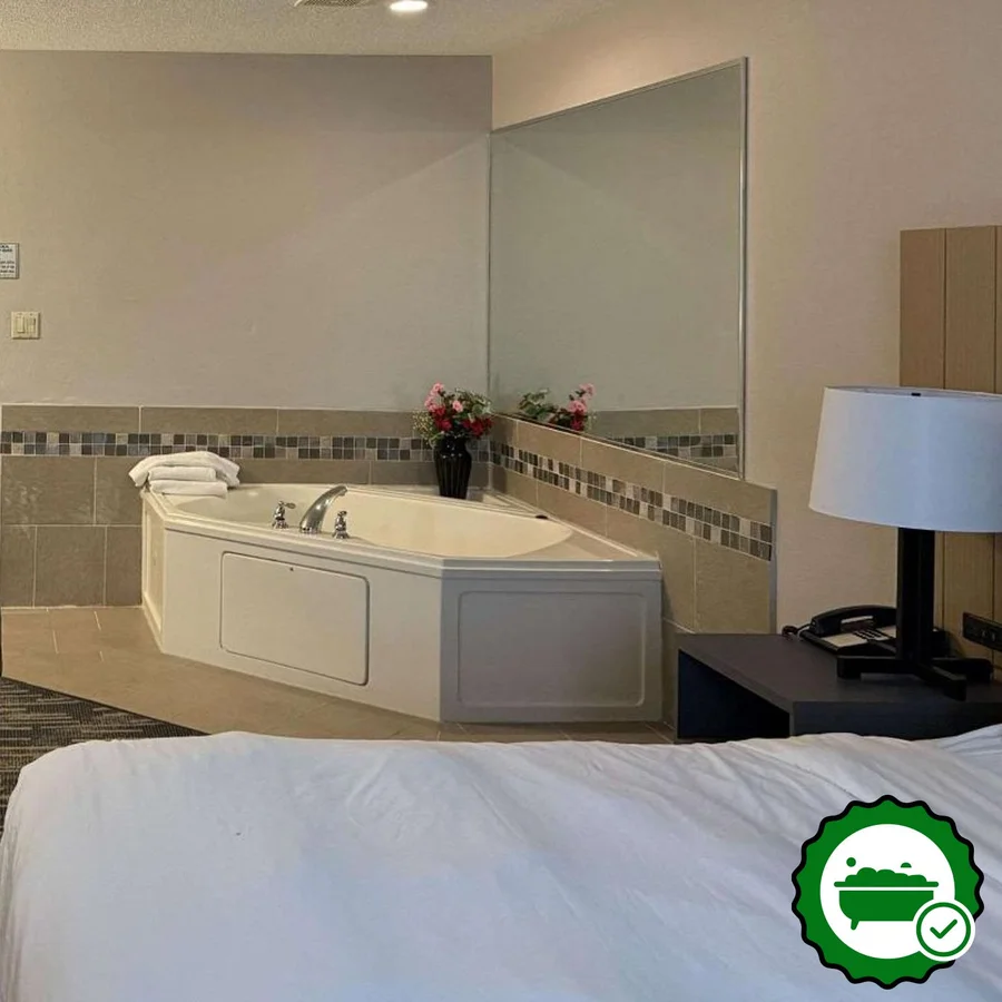 Country Inn & Suites by Radisson, Elgin, IL - Verified Jacuzzi In-Room