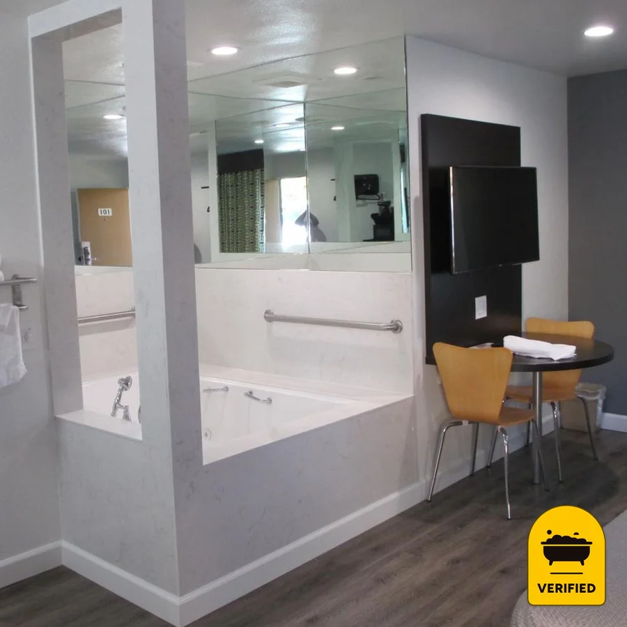 Claremont Lodge: the King Jetted Tub Spa Room in Claremont, CA