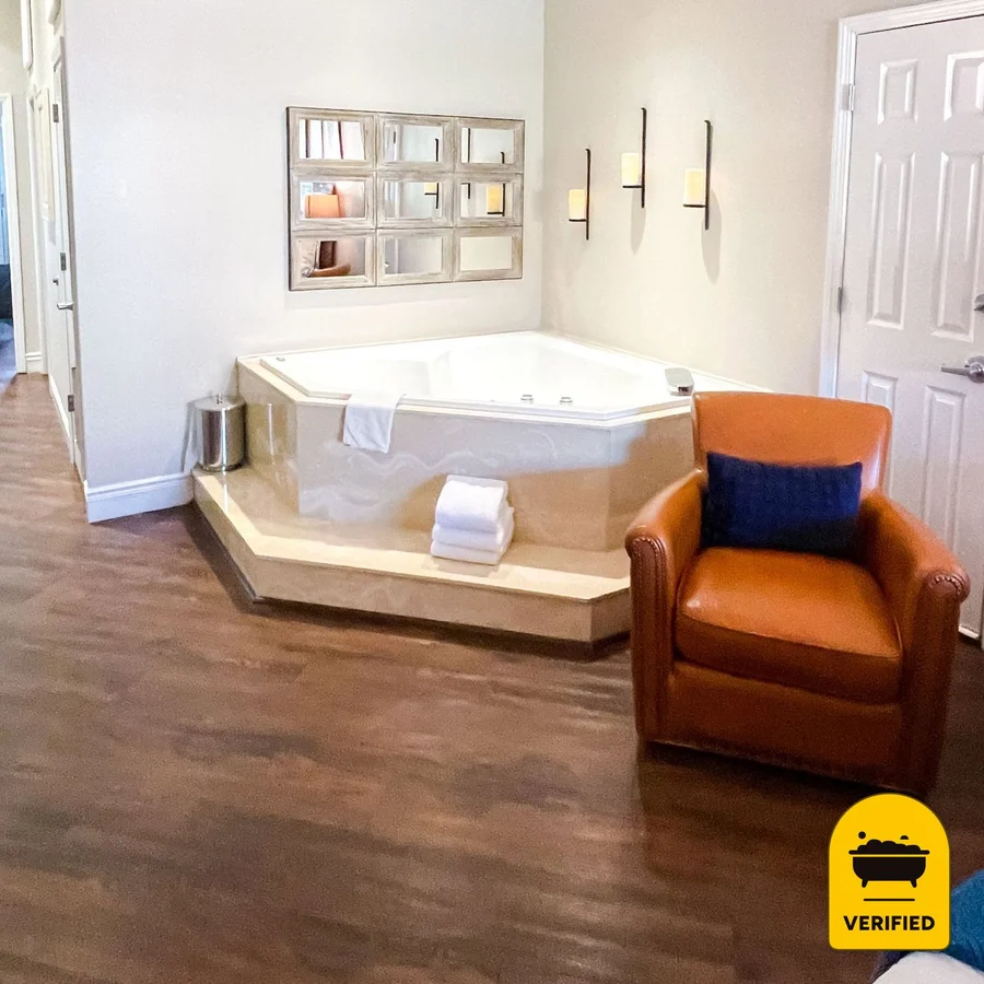 Pinemark Inn & Suites: the Club Spa Suite in Saint Clair, MO