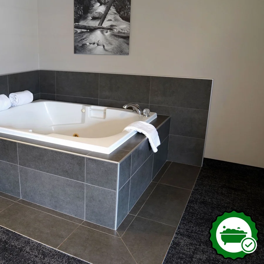 Hotel Ruby Sandpoint | Ponderay - Verified Jacuzzi In-Room