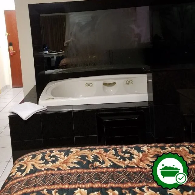 Red Roof Inn Sutton - Verified Jacuzzi In-Room