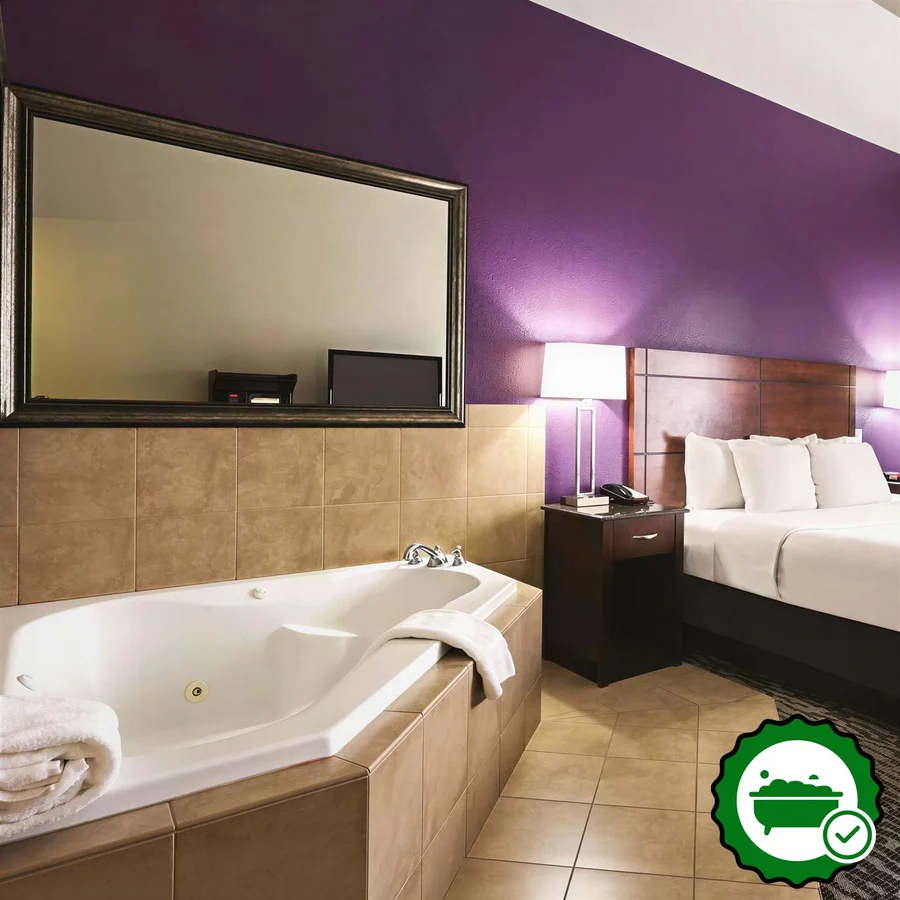 La Quinta Inn & Suites by Wyndham Fresno Northwest - Verified Jacuzzi In-Room