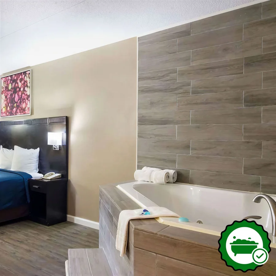Rodeway Inn & Suites Monroeville-Pittsburgh - Verified Jacuzzi In-Room