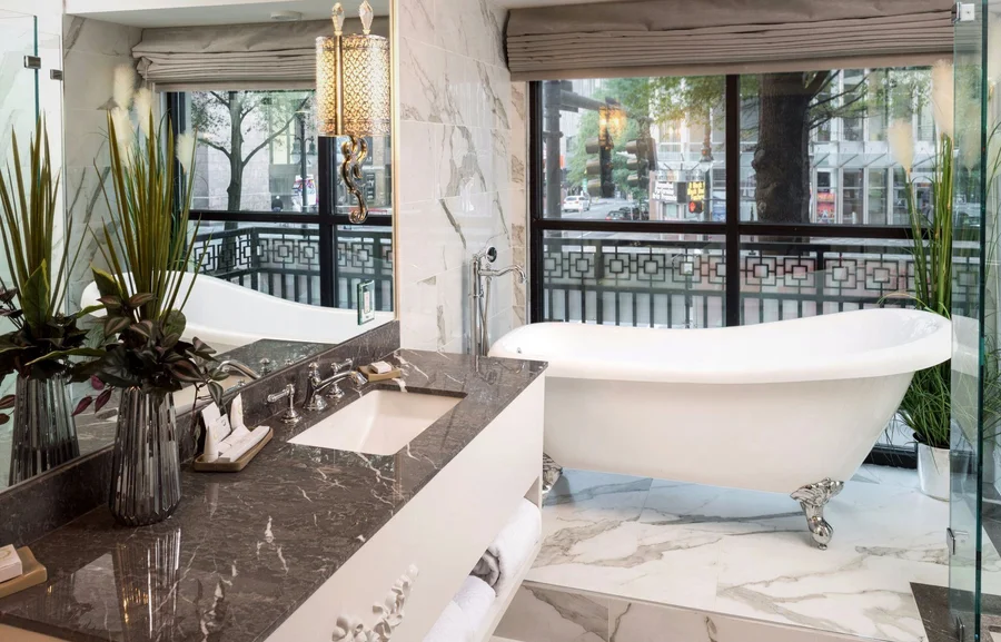 The Ivey's Hotel - Featured hot tub