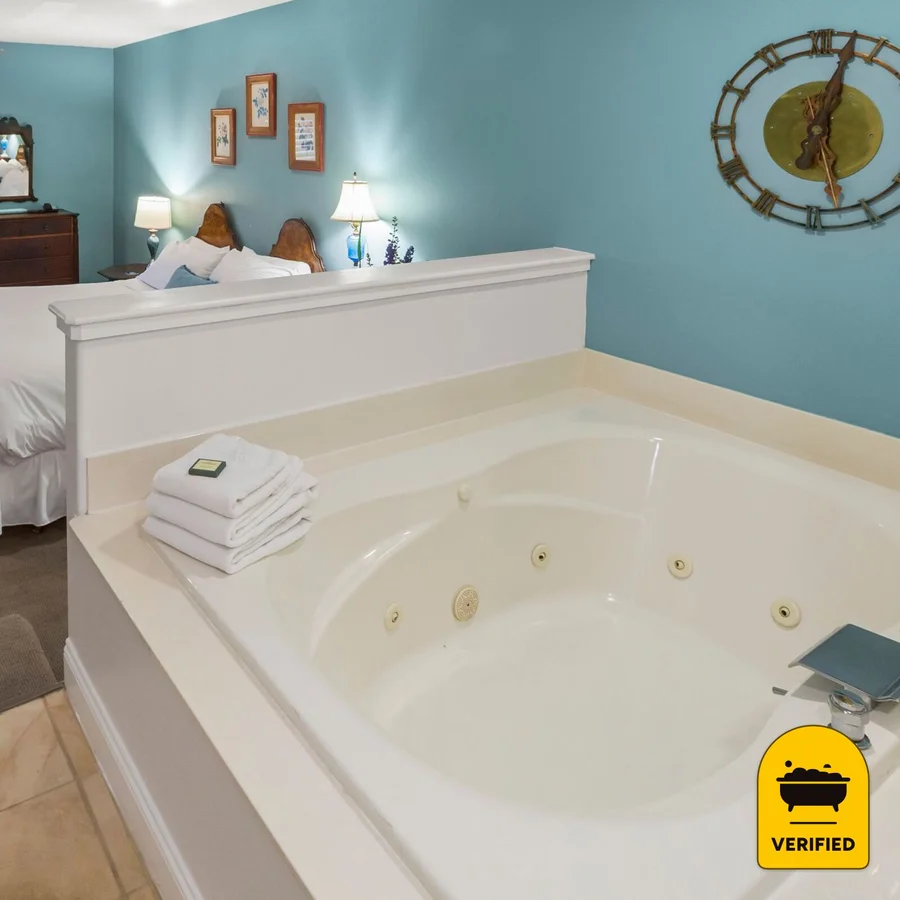 Inn At Occidental: the Kitchen Cupboard Jetted Spa Tub Room in Occidental, CA