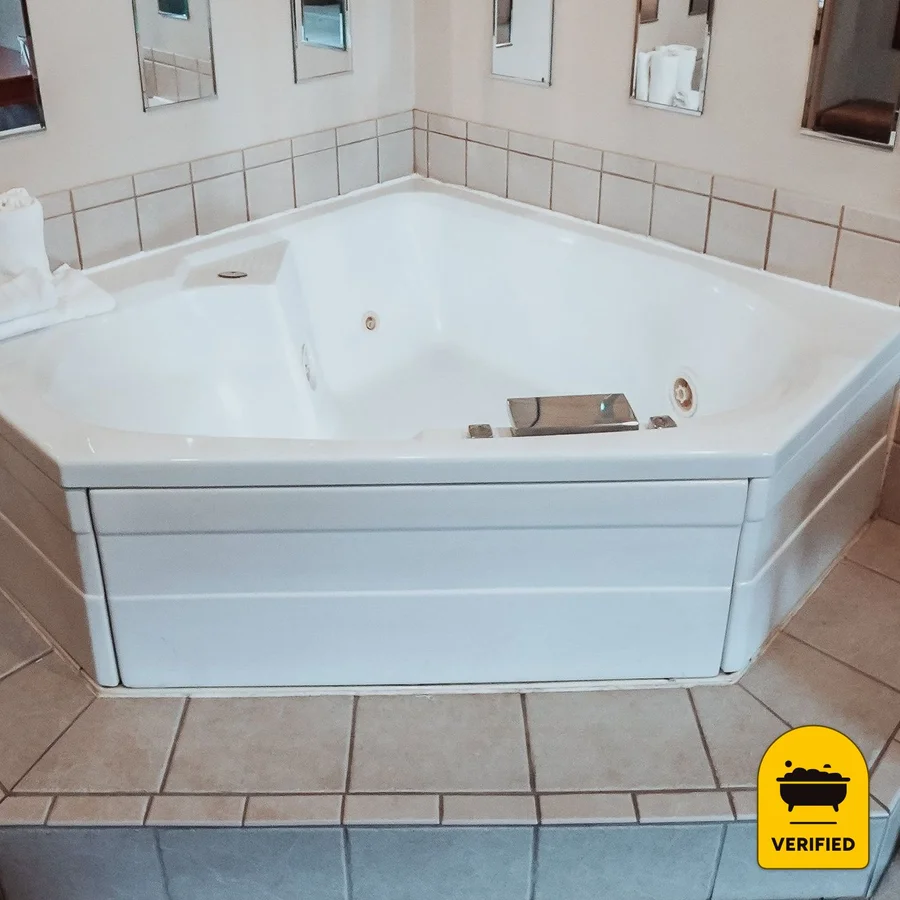 Lamplighter Inn & Suites North — the water at Springfield